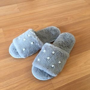 Fluffy slides with Pearls (Size 9-10)